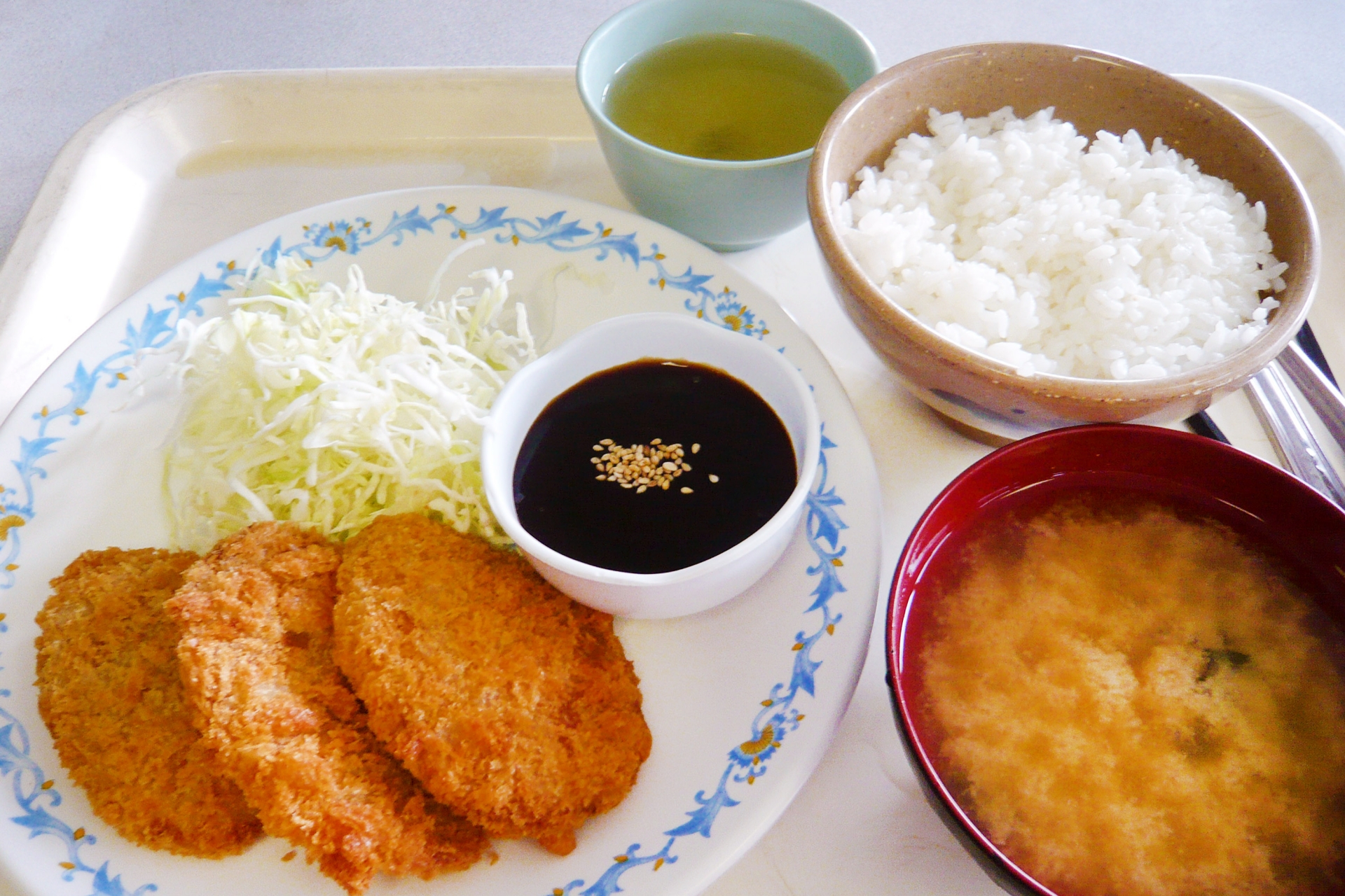懐かしさと安心感が魅力｜今、シニア世代が学生食堂に通う理由