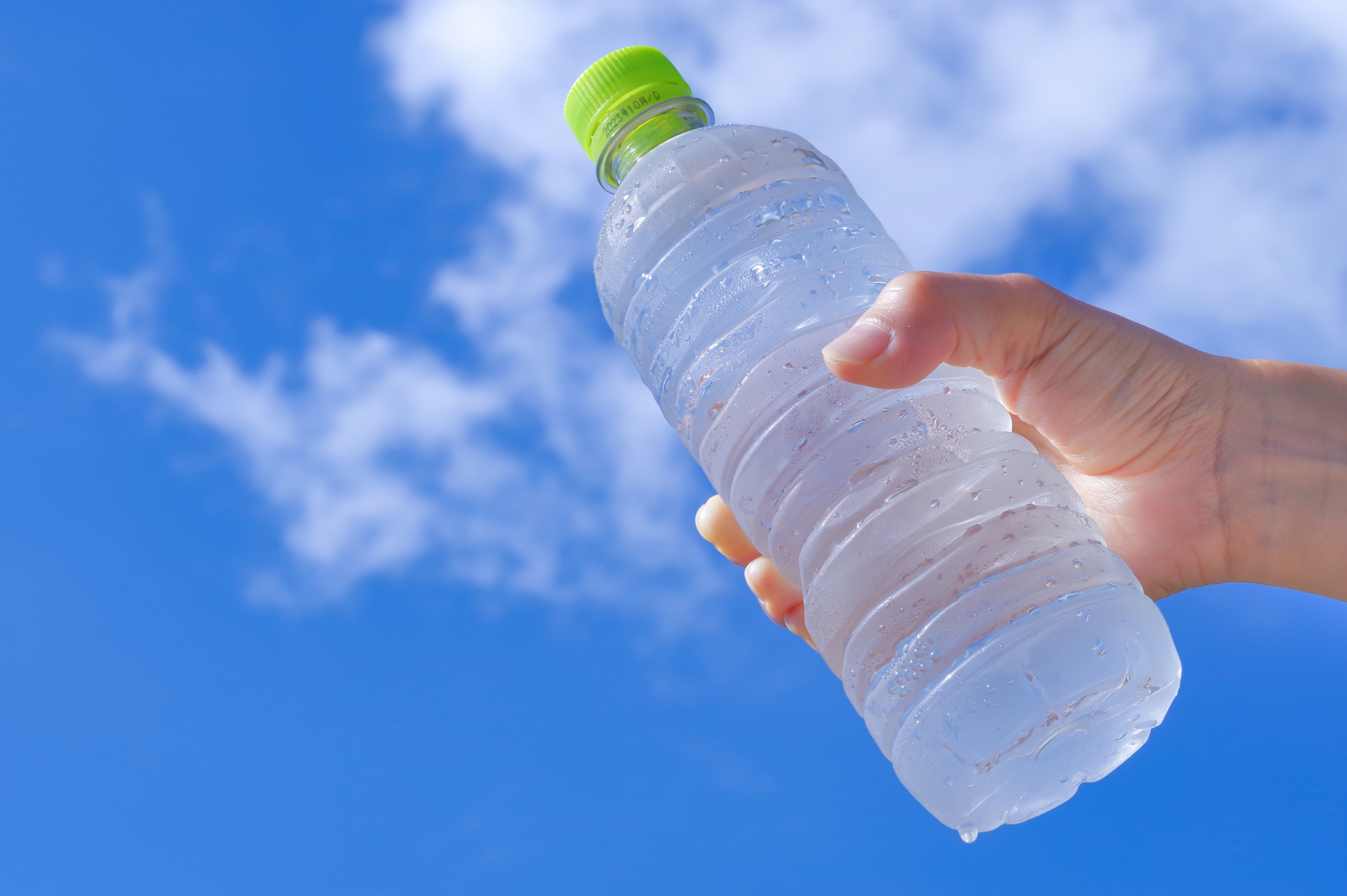 高齢者に多い“隠れ脱水”の症状と予防法｜水分補給だけじゃ足りない？