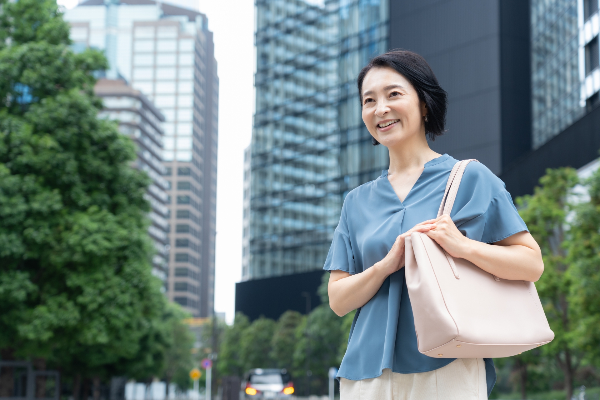 定年後は「歩く仕事」で健康と収入を両立！シニア向けウォーキングワークの探し方