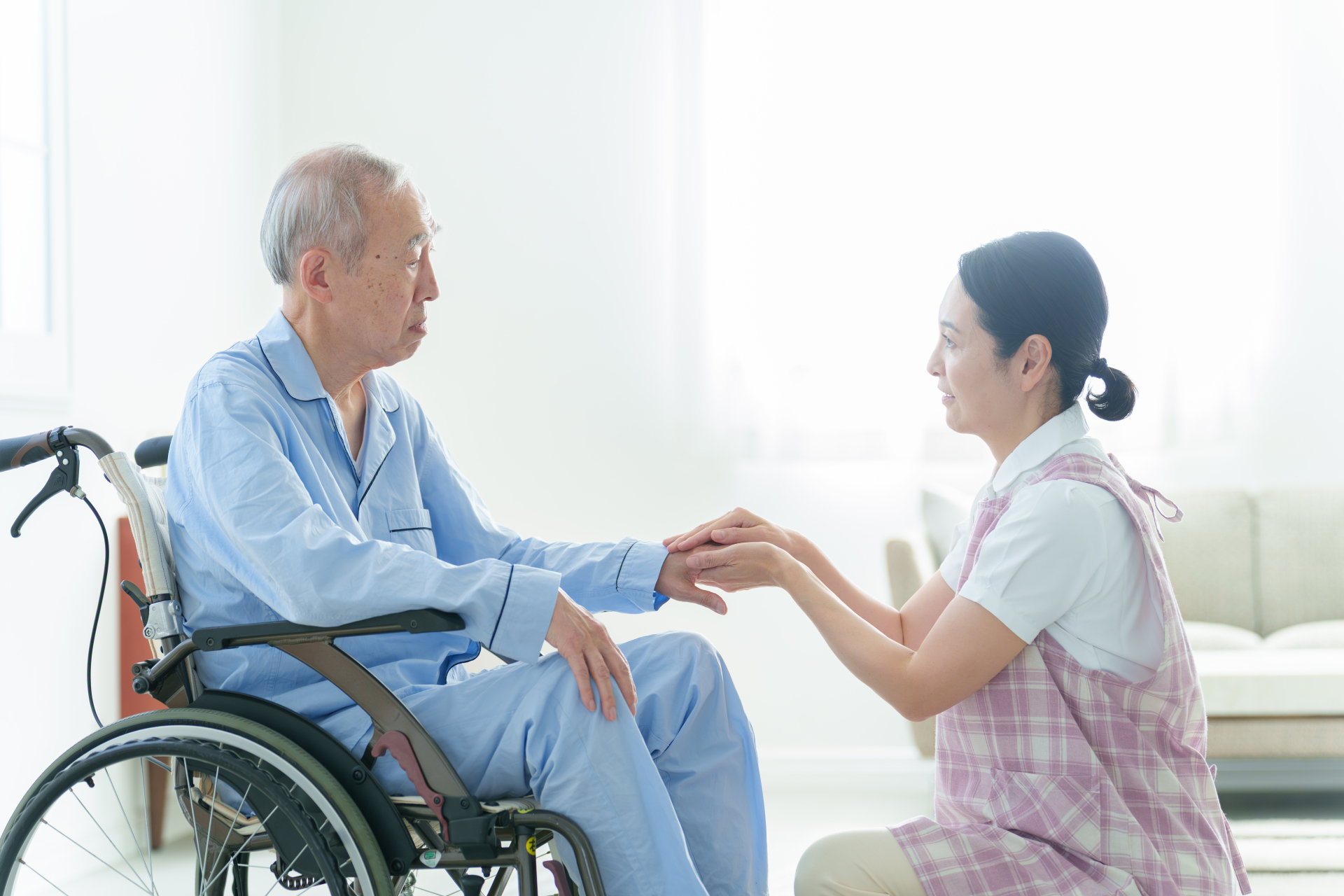 介護職は60代・未経験でも働ける！仕事内容や収入、長く続けるコツを解説
