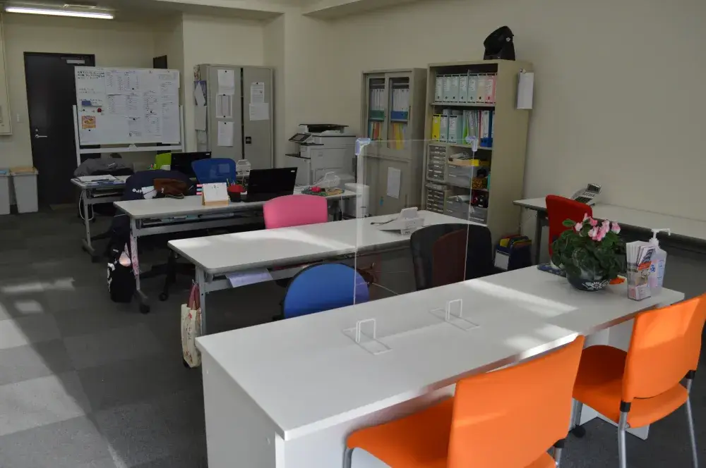 戸塚営業所　事務所内