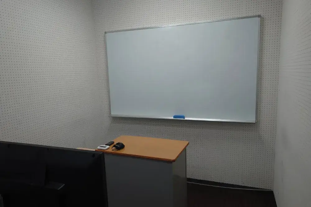 教室内のホワイトボード拭きなど、簡単な清掃業務です。