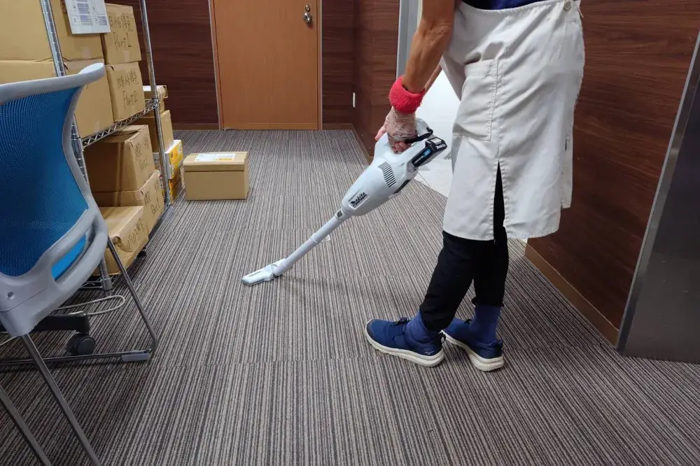 事務所内の掃除機掛けなど、日常清掃のお仕事です。