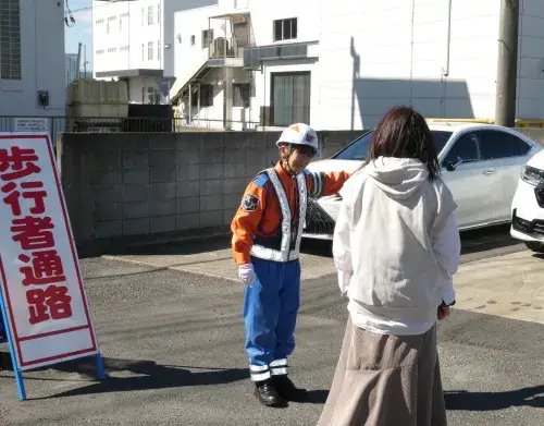 歩行者への声かけの様子